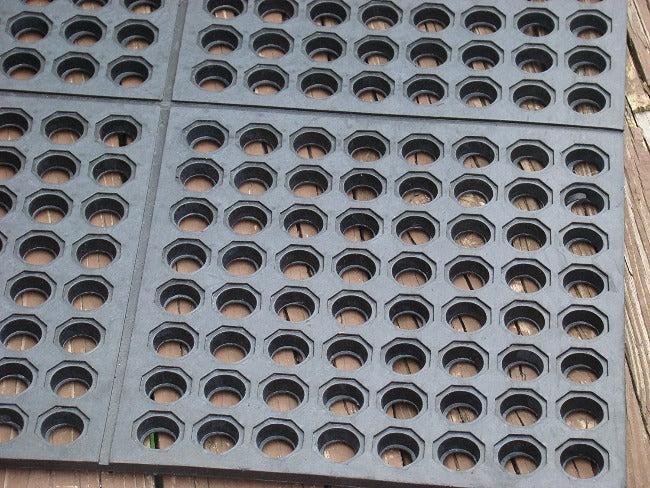 anti fatigue interlocking mat black closeup